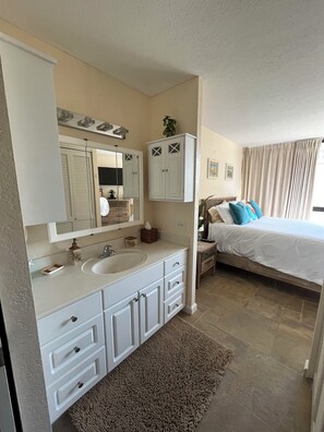 2 bedrooms, free WiFi, bed sheets - FANTASTIC NEW LISTING! Corner Condo_2 Blocks to Waikiki Beach! PARKING/WIFI/BBQ (Honolulu)