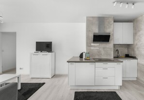 Fridge, stovetop, toaster - Bronowice Modern Apartment (Kraków)
