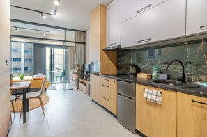 Réfrigérateur, micro-ondes, plaque de cuisson, lave-vaisselle