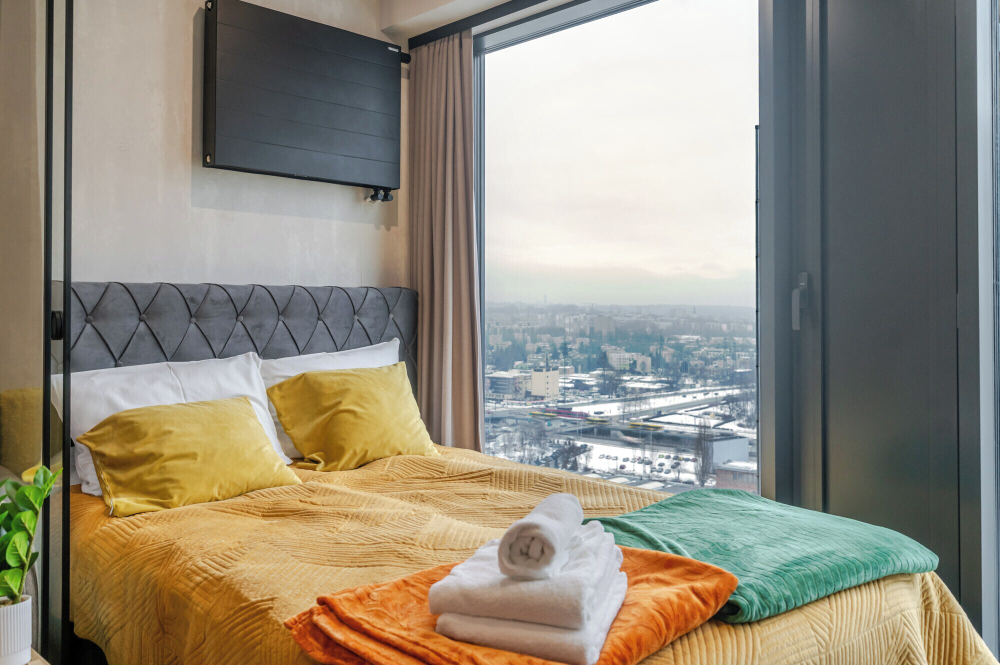 Tabla de planchar con plancha, wifi y ropa de cama 