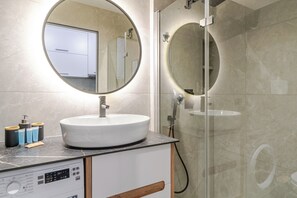 Dusche, Haartrockner, Handtücher