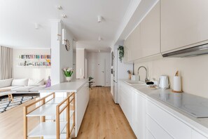 Kylskåp, ugn, spishäll och diskmaskin