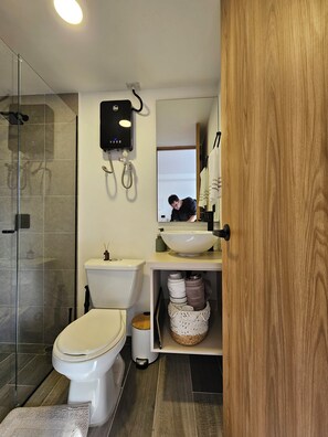 Shower, hair dryer, towels, soap - InnerBloom Your loft in the best neighborhood in Medellín, just 5 minutes from the stadium. (Medellín)