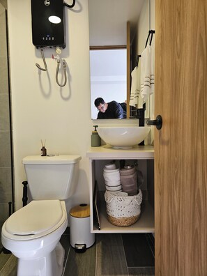 Shower, hair dryer, towels, soap - InnerBloom Your loft in the best neighborhood in Medellín, just 5 minutes from the stadium. (Medellín)