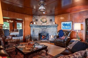 Smart TV, DVD player, books, stereo - Stunning 5-bedroom, 3-bathroom retreat on 4th Lake between Old Forge and Inlet! (Inlet)