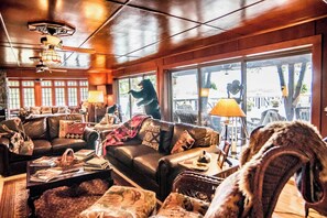 智能電視、DVD 播放機、書籍、音響