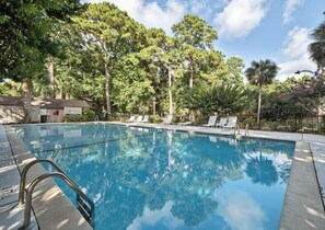 Pool - Sea Pines hut, 5-min walk to beach, dog friendly! (Hilton Head Island)