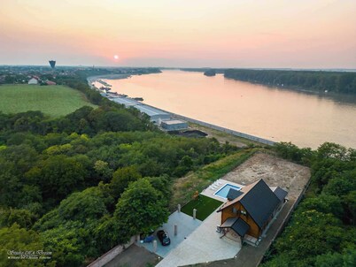 House by the Danube with jacuzzi, pool and kids’ playground
