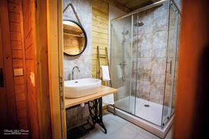 Shower - House by the Danube with jacuzzi, pool and kids’ playground (Vukovar)