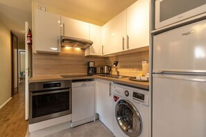 Private kitchen - Charming Riverside Escape in Historic Normandy, just 80 Minutes from Paris. (Connelles)