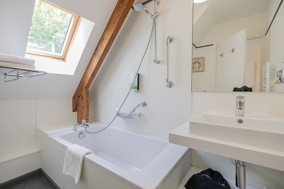 Een haardroger, handdoeken, zeep, toiletpapier