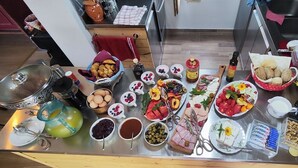 Noutopöytä, jossa on tarjolla erilaisia ruokia ja lisukkeita.