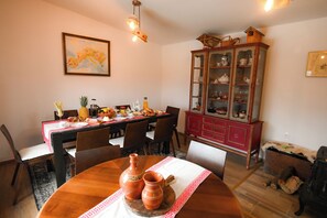 Dining - Peaceful countryside apartments in Međimurje with pool, breakfast, family fun. (Vugrišinec)