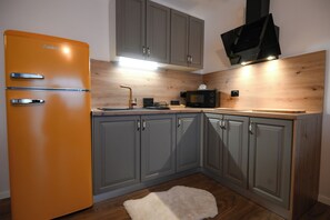 Kühlschrank, Mikrowelle, Herdplatte, Wasserkocher mit Kaffee-/Teezubehör
