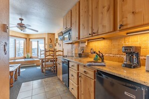 Køleskab, mikrobølgeovn, kogeplade, opvaskemaskine