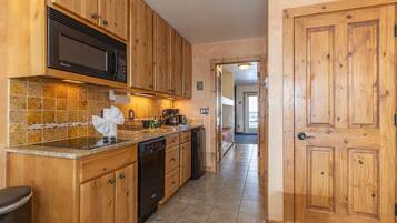 Frigorifero, microonde, piano cottura, lavastoviglie