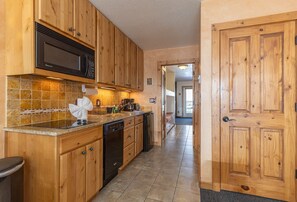 Køleskab, mikrobølgeovn, kogeplade, opvaskemaskine