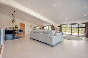 House | 6 bedrooms - Weekstone Lakes Barn (Holsworthy)