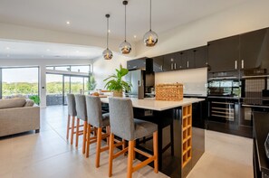 House | 6 bedrooms - Weekstone Lakes Barn (Holsworthy)