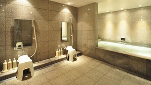 Un bagno moderno con due lavabi, un grande specchio e zona doccia.