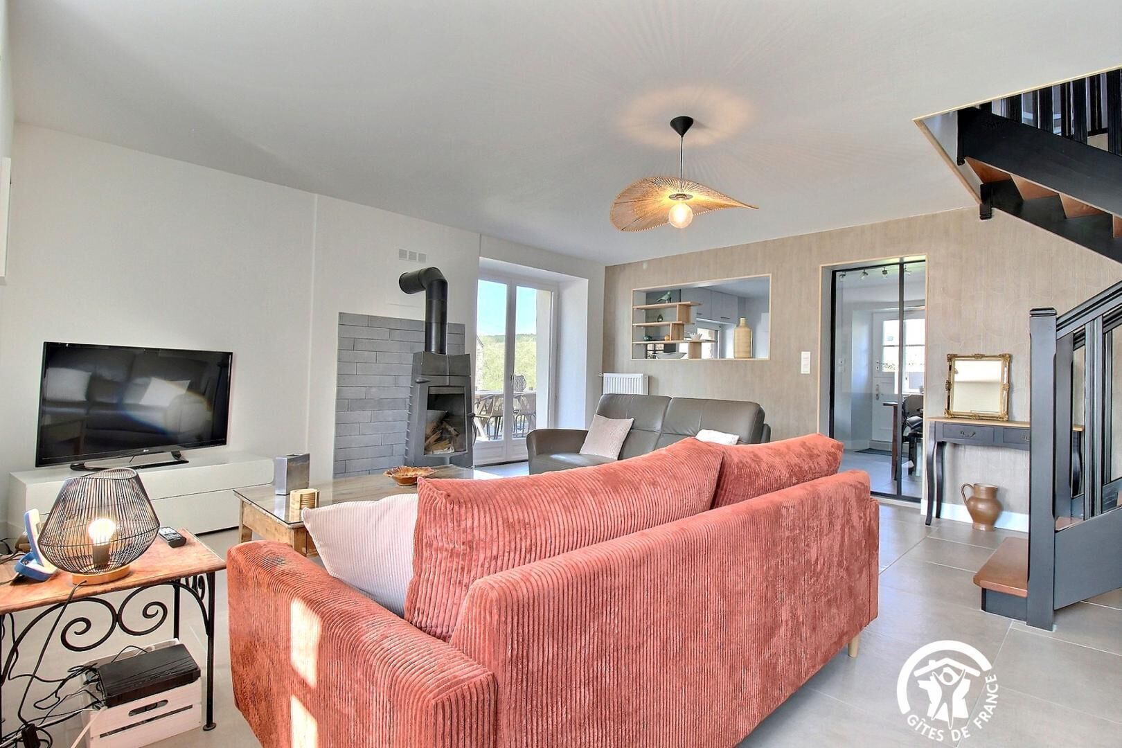 Televisie, een tafeltennistafel en boeken