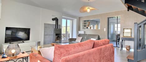 Televisie, een tafeltennistafel en boeken