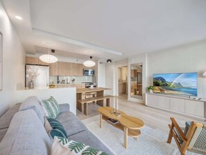 Living area - Fully Renovated 1bdrm @ Waikiki Banyan w/parking (Honolulu)