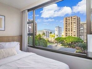 Room - Fully Renovated 1bdrm @ Waikiki Banyan w/parking (Honolulu)