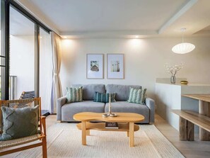 Living area - Fully Renovated 1bdrm @ Waikiki Banyan w/parking (Honolulu)