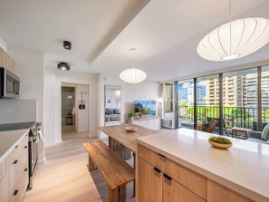 Interior - Fully Renovated 1bdrm @ Waikiki Banyan w/parking (Honolulu)