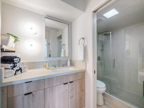 Bathroom - Fully Renovated 1bdrm @ Waikiki Banyan w/parking (Honolulu)