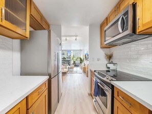 Private kitchen - Stylish Renovated Studio with Parking in Waikiki! (Honolulu)