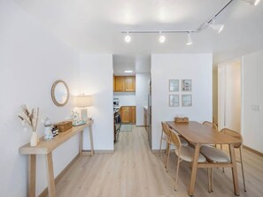 Dining - Stylish Renovated Studio with Parking in Waikiki! (Honolulu)
