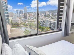 Room - Waikiki Studio: Pool, Hot Tub, Walk to Beach (Honolulu)