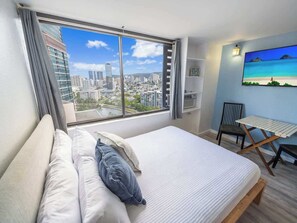 Room - Waikiki Studio: Pool, Hot Tub, Walk to Beach (Honolulu)