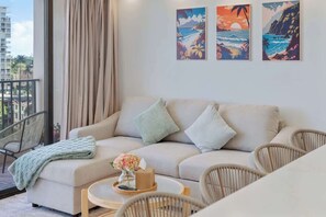 Living area - Cute 1bdr Waikiki Banyan with Free Parking! (Honolulu)