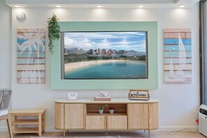 Interior - Cute 1bdr Waikiki Banyan with Free Parking! (Honolulu)