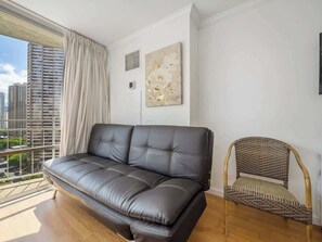 Living area - Clean Bright Studio @ Ilikai Marina (Honolulu)