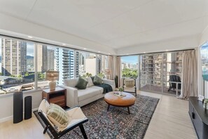 TV - Fully Renovated Beautiful 2bdrm @ Ilikai (Honolulu)
