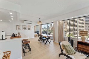 Interior - Fully Renovated Beautiful 2bdrm @ Ilikai (Honolulu)