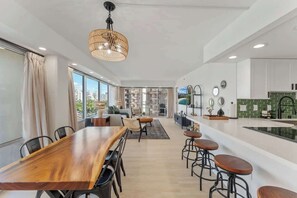 Dining - Fully Renovated Beautiful 2bdrm @ Ilikai (Honolulu)