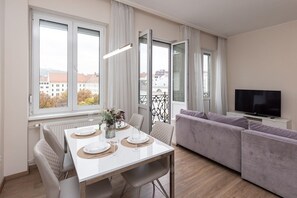 Dining - Luxury Apartment in the Heart of Budapest (Budapest)