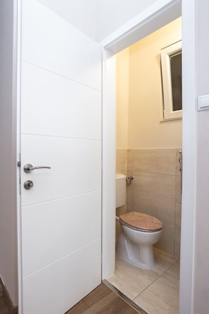 Hair dryer, towels, soap, toilet paper - Luxury Apartment in the Heart of Budapest (Budapest)
