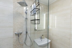 Hair dryer, towels, soap, toilet paper - Luxury Apartment in the Heart of Budapest (Budapest)