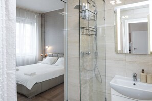 Hair dryer, towels, soap, toilet paper - Luxury Apartment in the Heart of Budapest (Budapest)