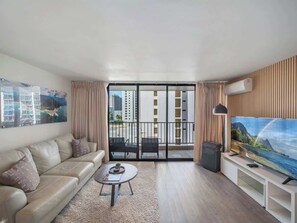 Living area - Clean Renovated 1bdrm Waikiki Banyan w/parking (Honolulu)