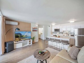 Living area - Clean Renovated 1bdrm Waikiki Banyan w/parking (Honolulu)