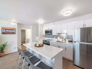 Private kitchen - Clean Renovated 1bdrm Waikiki Banyan w/parking (Honolulu)