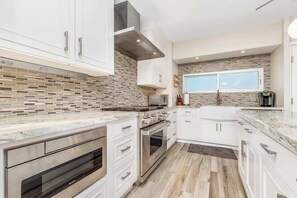 Private kitchen - Luxury 2Bed/2Bath Corner Waikiki Shore Condo Unit (Honolulu)