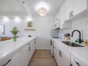 Private kitchen - Renovated Clean 1bdrm @ Waikiki Sunset (Honolulu)